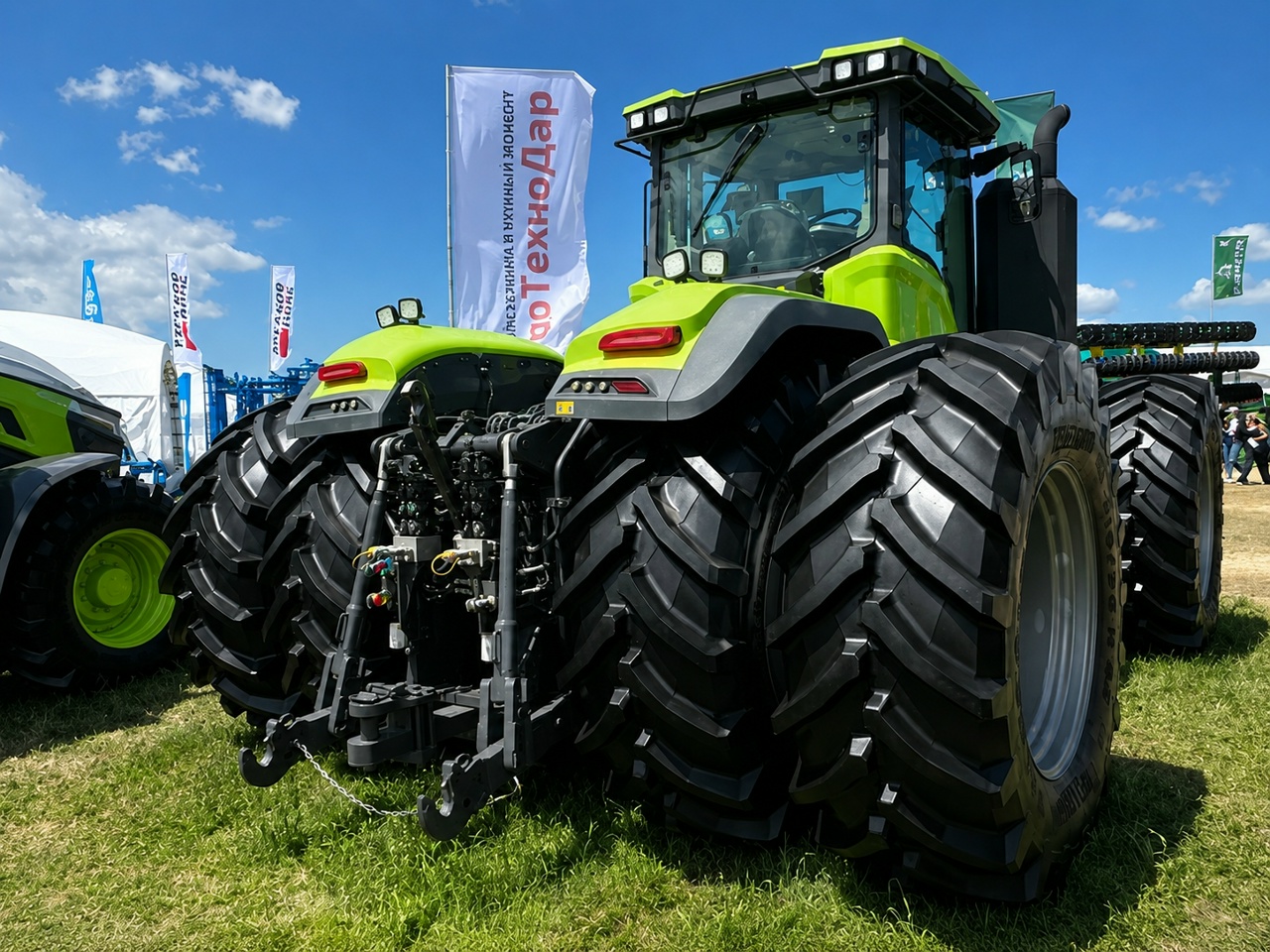 Трактор Zoomlion 9D700
